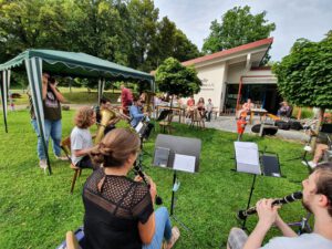Mehr über den Artikel erfahren Bläserklassen und Bläserjugend verabschieden sich in die Ferien