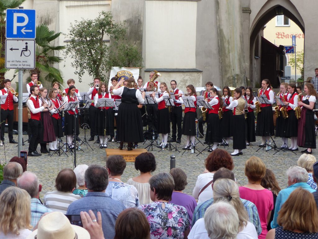 Jugenserenade 2022 (8) Jugendkapelle der Wasserburger Stadtkapelle